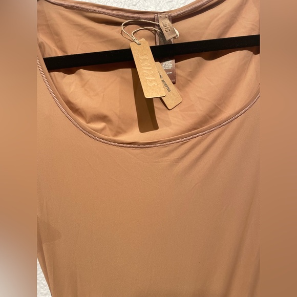 SKIMS ESSENTIAL LONG SLEEVE SCOOP NECK BODYSUIT nwt Color: Sienna - Picture 7 of 10